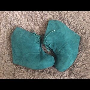 Breckelle’s Teal Platform Wedges